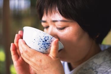 1800ss_thinkstock_rf_woman_sipping_on_broth_from_bowl.jpg?resize=375px:250px&output-quality=50