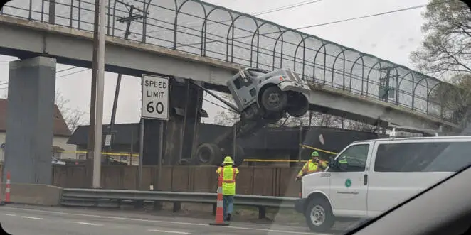 19 Pictures of Vehicles Where Drivers Did Not Pay Attention to Road Signs and Paid the Price