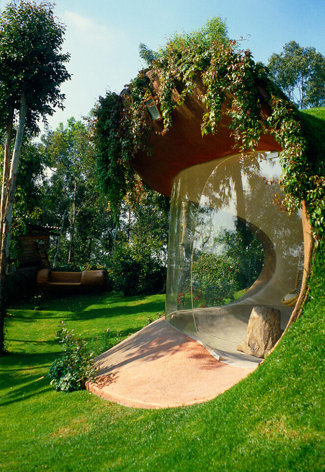 A House Hidden in the Ground Looks Like the Hobbits’ Place. Its Interior Takes You to Another Dimension!