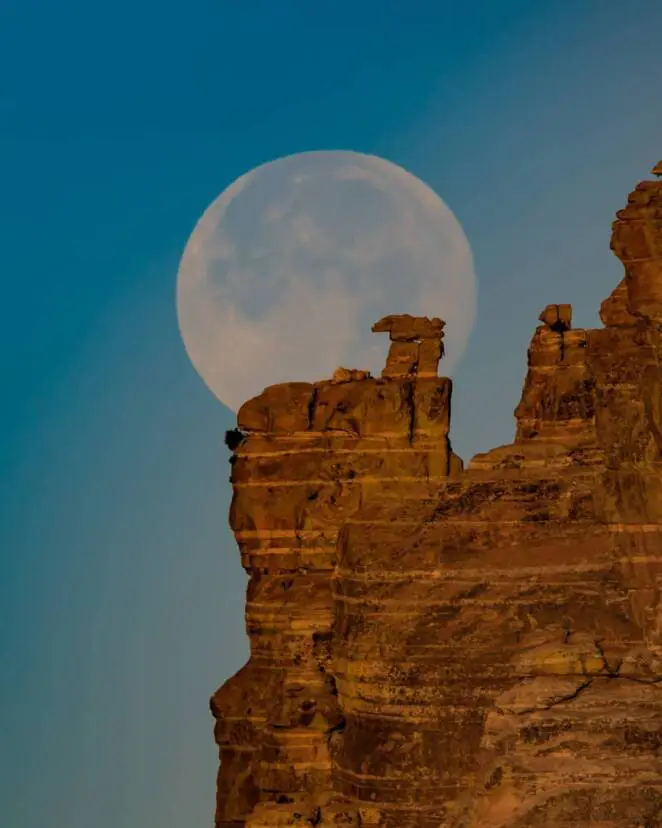 15 Photos of the Moon Magnified Without Photoshop! The Photographer Uses His Tricks for This